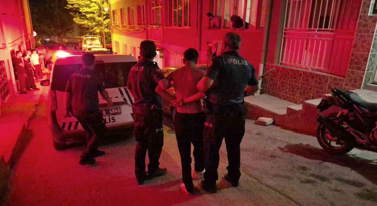 Eskişehir'de polise mukavemet gösteren genç biber gazıyla gözaltına alındı