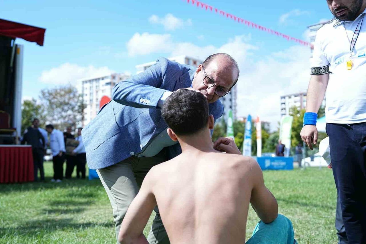 Güreş müsabakasında sakatlanan çocuk sporculara Başkan Geçit müdahale etti
