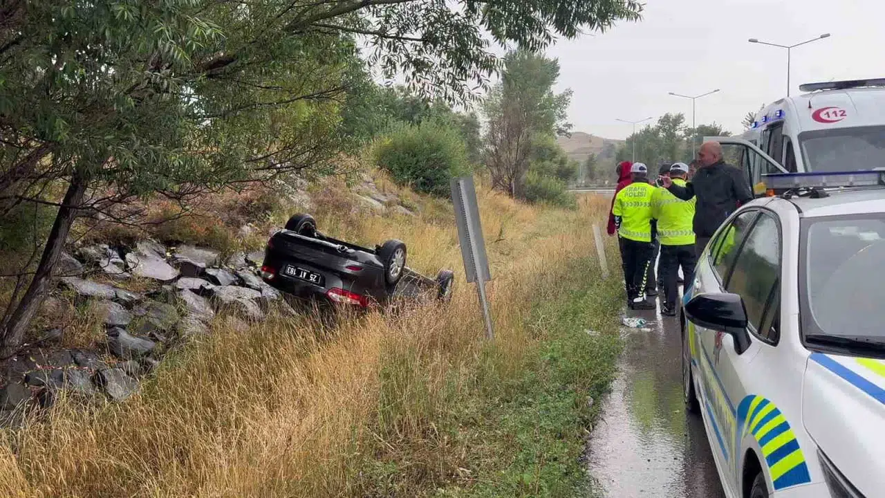 Erzurum'da belediye aracı devrildi: 2 yaralı
