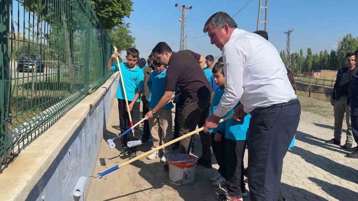 Altınyayla'da protokol ve öğrenciler okul çevresini temizleyip boyadı
